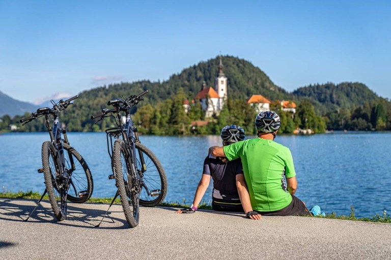 Spodbujamo trajnostno mobilnost: Evropska sredstva za skoraj 230 kilometrov novozgrajenih kolesarskih povezav širom Slovenije